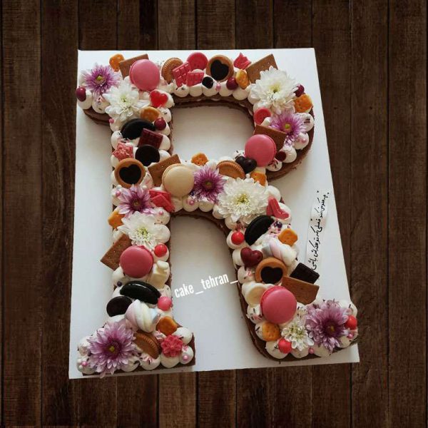 کیک حروف سابله R (سابله حروف R) طرح گل و ماکارون