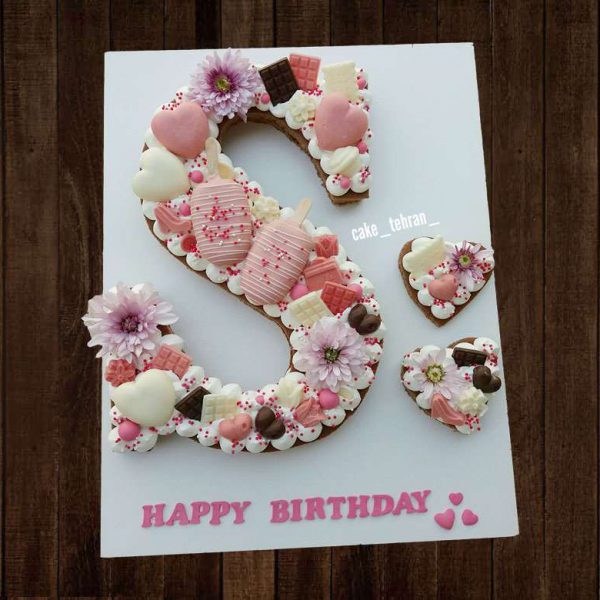 کیک حروف S (کیک سابله S) طرح گل و ماکارون رنگی