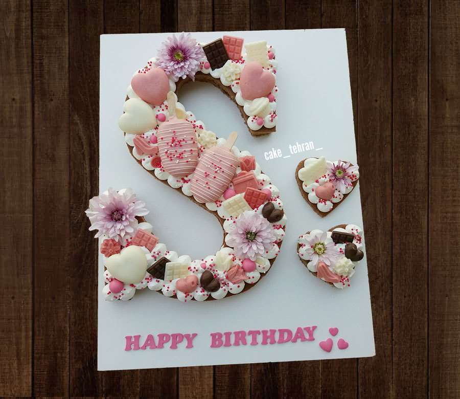کیک حروف S (کیک سابله S) طرح گل و ماکارون رنگی
