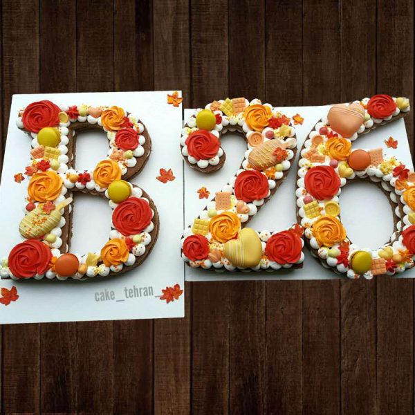 کیک حروف B (کیک سابله B) طرح گل و ماکارون