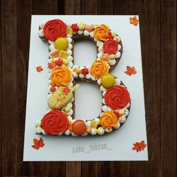 کیک حروف B (کیک سابله B) طرح گل و ماکارون